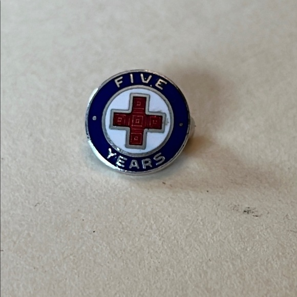 Vintage AMERICAN RED CROSS 5 YEAR tiny enamel badge brooch pinback - Picture 1 of 6